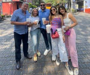 Roosevelt Avilez, su esposa Nancy Mareyil Santos Ríos y tres de sus cinco hijos.