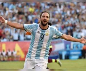 Gonzalo Higuaín tiene arriba a Argentina con su doblete ante Venezuela (Foto AFP)