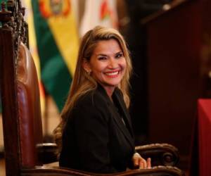 La senadora opositora que reclamó la presidencia de Bolivia, Jeanine Áñez, sonríe durante una ceremonia de juramentación de su nuevo gabinete en el palacio presidencial en La Paz, Bolivia, el miércoles 13 de noviembre de 2019.