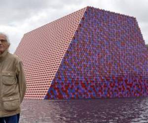 La obra le inyecta un tono majestuoso al lago Serpentine de Hyde Park por los colores utilizados y el espejo de agua.