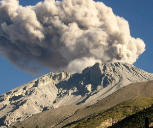El volcán Ubinas, ubicado en Perú, es considerado el volcán más activo del país.