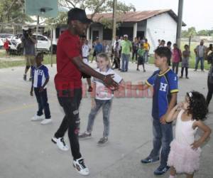 El jugador del Houston Dynamo llegó a Chamelecón y compartió con los niños de la escuela Fidelina Cerros. Foto EL HERALDO