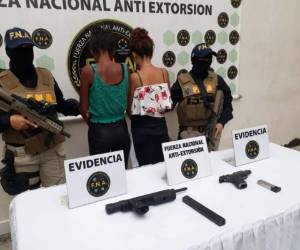 A las sospechosas les decomisaron un arma de fuego automática mini uzi y un arma de fuego tipo pistola nueve milímetros. Foto: EL HERALDO