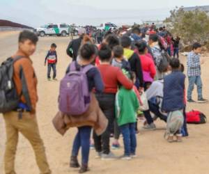 @CBPArizona acompañó la publicación con un video que muestra a decenas de personas caminando por la zona y otro de la gente en fila a la espera de reportarse a los oficiales. (Foto: CBP Arizona)