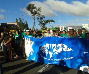 Instituciones gubernamentales y organizaciones de la sociedad civil participaron en la caminata por los derechos humanos en la capital de Honduras. (Fotos: Agustín Lagos)