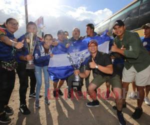 Parte de los integrantes de la Banda Juvenil 504, mostrando con orgullo la Bandera Nacional y los premios obtenidos en el importante festival musical. Foto David Romero| EL HERALDO