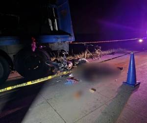 Agentes policiales acordonaron la escena luego del trágico accidente.