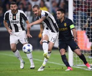 Juventus ante Mónaco en la semifinal de la Liga de Campeones de Europa. Bonucci le quita el balón a Falcao (Foto: Agencias/AFP)