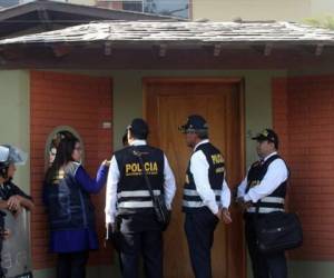 La casa donde vive el expresidente con su familia, situada en el distrito limeño de Surco, fue rodeada por policías mientras la fiscalía notificaba su incautación este lunes. foto Cortesía El Comercio