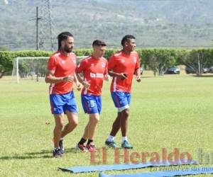 TRES LEONES. Jonathan Ferrari, Matías Garrido y Ever Alvarado trotan un día después del juego ante Herediano.