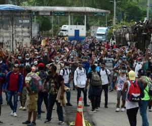 Se ve a migrantes hondureños después de romper una cerca policial y entrar a Guatemala desde Corinto, Honduras, en su camino a los Estados Unidos. Foto: Agencia AFP