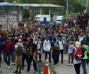 Se ve a migrantes hondureños después de romper una cerca policial y entrar a Guatemala desde Corinto, Honduras, en su camino a los Estados Unidos. Foto: Agencia AFP