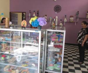 Los productos que se exponen en la tienda han sido elaborados por artesanos del municipio de La Paz.