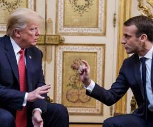 Donald Trump frente a Emmanuel Macron en Francia. (AFP)