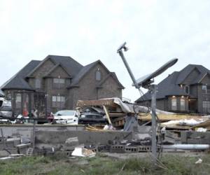 Tornados e inundaciones azotan la región central del país, desde Arkansas a Kentucky; también se reportan cortes de electricidad en miles de hogares. Foto AP