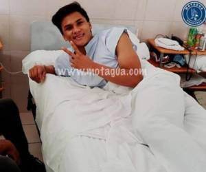 El defensor motagüense Denil Maldonado en la camilla del hospital.