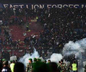 Los partidos del fin de semana en el fútbol de Indonesia fueron suspendidos tras la tragedia.