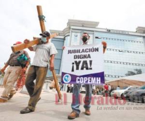Frente al edificio del Inprema se manifestaron el martes los maestros. Foto: El Heraldo
