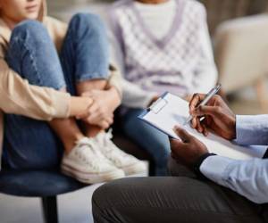 El tratamiento es gratuito. El curso incluye 15 sesiones temáticas dirigidas a comprender la experiencia del trauma y aprender formas de enfrentarla.