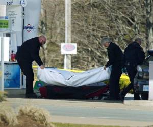 Numerosos cuerpos fueron hallados enfrente y dentro de una casa donde la policía acudió tras recibir avisos de disparos. Foto: AP
