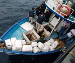 Momento en el que las autoridades interceptaron la embarcación y sustrajeron la supuesta droga.
