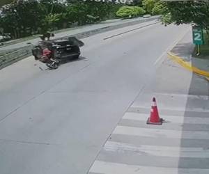 Un video captó el trágico momento de la colisión entre la camioneta y los motociclistas.