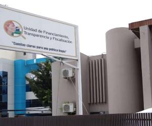 Dentro del listado expuesto por la Unidad de Política Limpia figura el nombre del asesor de Comunicaciones, Milton Benítez, por el incumplimiento de la ley.