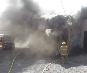La vivienda se encontraba sola. Los bomberos intentaron sofocar el siniestro. Foto: EL HERALDO