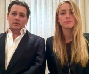 La debacle de los perros terminó con un extraño video en el cual Depp y Heard se sentaron sin expresión delante de la cámara. (foto: AP)