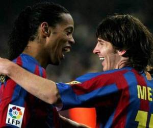 Ronaldinho junto a Leo Messi durante su etapa de compañeros en el FC Barcelona.