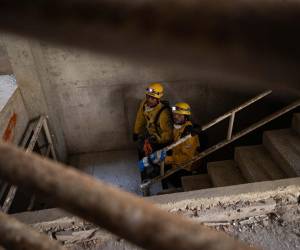Rescatistas internacionales detectaron señales de vida de 21 personas bajo los escombros del edificio Oasis Beach, ubicado en el sector Playa Grande, estado La Guaira, nueve días después de los devastadores terremotos que sacudieron el país el pasado 24 de junio