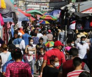 En las afueras de los mercados de Comayagüela las calles lucen llenas de personas, muchos no usan mascarilla. Foto: Efraín Salgado/ EL HERALDO