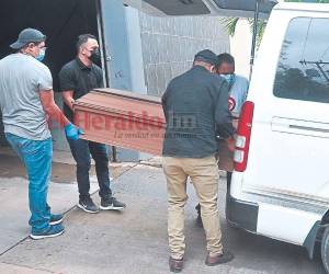 Familiares de la joven de 21 años cuando retiraban su cuerpo de la morgue capitalina.