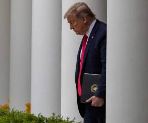 El presidente Donald Trump arriba a la conferencia de prensa diaria sobre el coronavirus en el rosedal de la Casa Blanca, 14 de abril de 2020.