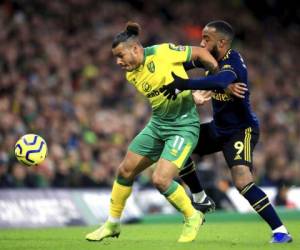 El jugador cubano de Norwich Onel Hernández, izquierda, y el delantero de Arsenal Alexandre Lacazette se disputan el balón en un partido de la Liga Premier inglesa. Foto: AP.
