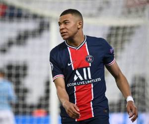 Paris Saint-Germain's French forward Kylian Mbappe controls the ball during the UEFA Champions League first leg semi-final football match between Paris Saint-Germain (PSG) and Manchester City at the Parc des Princes stadium in Paris on April 28, 2021. (Photo by Anne-Christine POUJOULAT / AFP)