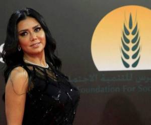 En una publicación en Facebook de la tarde del sábado, Rania Youssef dijo que juzgó mal cómo la gente reaccionaría al vestido que utilizó para la ceremonia de clausura del Festival Internacional de Cine de El Cairo de este año. (Foto: ABC)