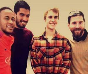 Neymar JR, Luis Suárez, Justin Bieber y Lionel Messi posan después del entrenamiento en Barcelona. (Foto: Redes sociales)