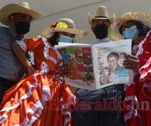Este grupo de jóvenes del cuadro de danza folclórica disfruta de la lectura que les permite nutrir su identidad nacional. Foto: Alex Pérez/El Heraldo