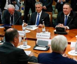 Antes de reunirse este martes con el presidente ruso Vladimir Putin, Mike Pompeo fue recibido poco después de su llegada a Sochi, una ciudad balnearia a orillas del Mar Negro, por su homólogo ruso Serguéi Lavrov. FOTO: AP