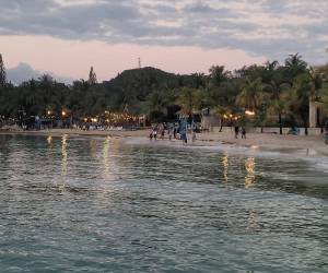 Luego de ser invadidas por la llegada masiva de sargazo, las playas de West Bay, en Roatán, Islas de la Bahía, avanzan hacia la normalidad tras verse cerradas durante los últimos días. Así van quedando: