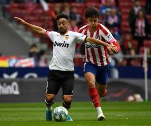 João Félix ante Jaume Costa en el duelo Atlético de Madrid vs Valencia. (Foto: AFP)
