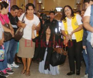 De rodillas entraron muchos devotos a la Basílica Menor de Suyapa. Fotos: Efraín Salgado/EL HERALDO