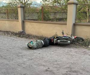El sargento primero auxiliar, Ángel Pastor Carías Macías, quedó tirado en una calle de tierra, sobre su motocicleta.