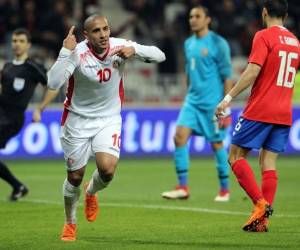 El delantero tunecino Wahbi Khazri celebra después de anotar un gol durante el amistoso partido de fútbol entre Túnez y Costa Rica en el estadio Allianz Riviera en Niza. Foto :AFP