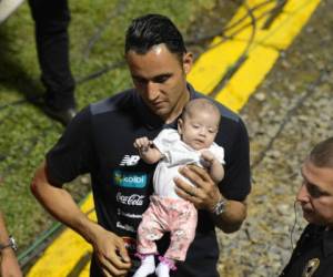 El guardameta de Costa Rica estaba encantado con los pequeños catrachos. Fotos: Orlando Sierra (AFP) / El Heraldo