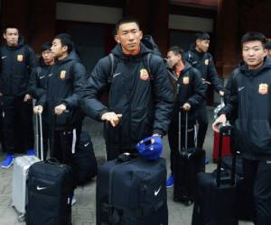 El equipo chino que quedó originalmente varado en España debido al brote de coronavirus regresa ahora a su país para tratar de evadir su rápida diseminación en Europa. Foto: AP.