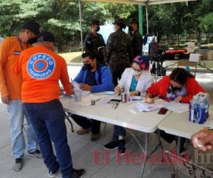 Para que una persona se la pueda aplicar debe haber pasado tres meses de haber recibido la segunda dosis contra el virus. Foto: Marvin Salgado/EL HERALDO.