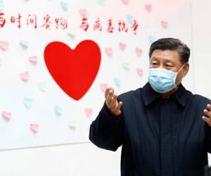 El presidente de China, Xi Jinping, durante una inspección a un centro de salud en Beijing, el 10 de febrero de 2020.