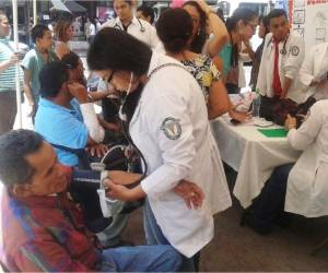 Estudiantes de la carrera de Medicina de la UNAH, Unicah y Elam, participan en la jornada de salud.